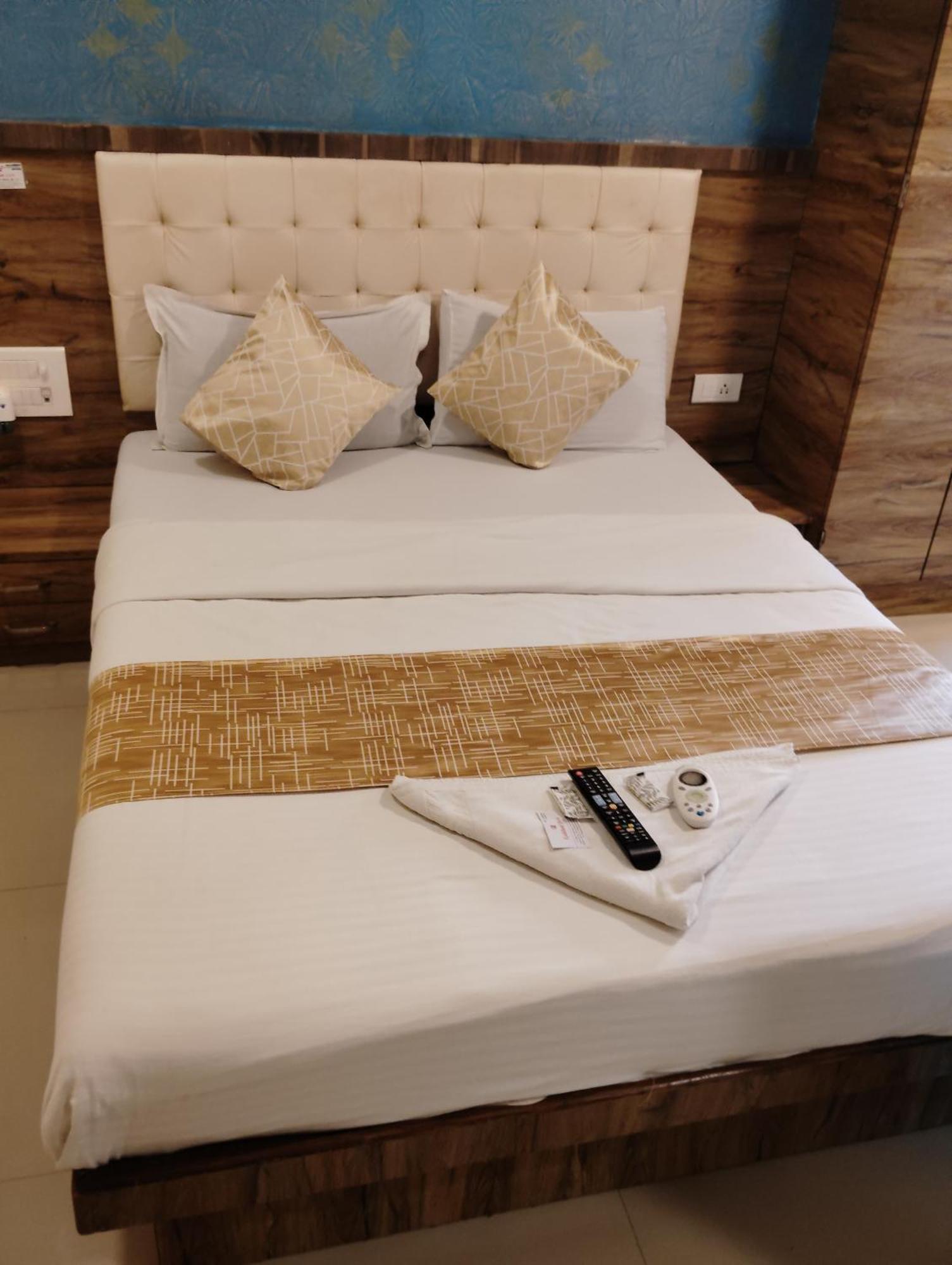 Hotel Crystal Park Near Nesco Exhibition Center Βομβάη Εξωτερικό φωτογραφία