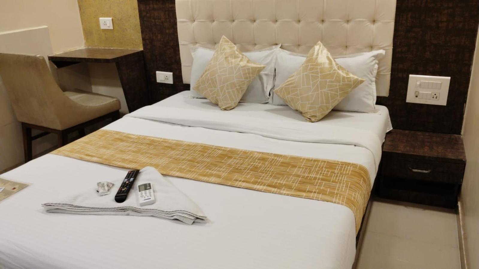 Hotel Crystal Park Near Nesco Exhibition Center Βομβάη Εξωτερικό φωτογραφία