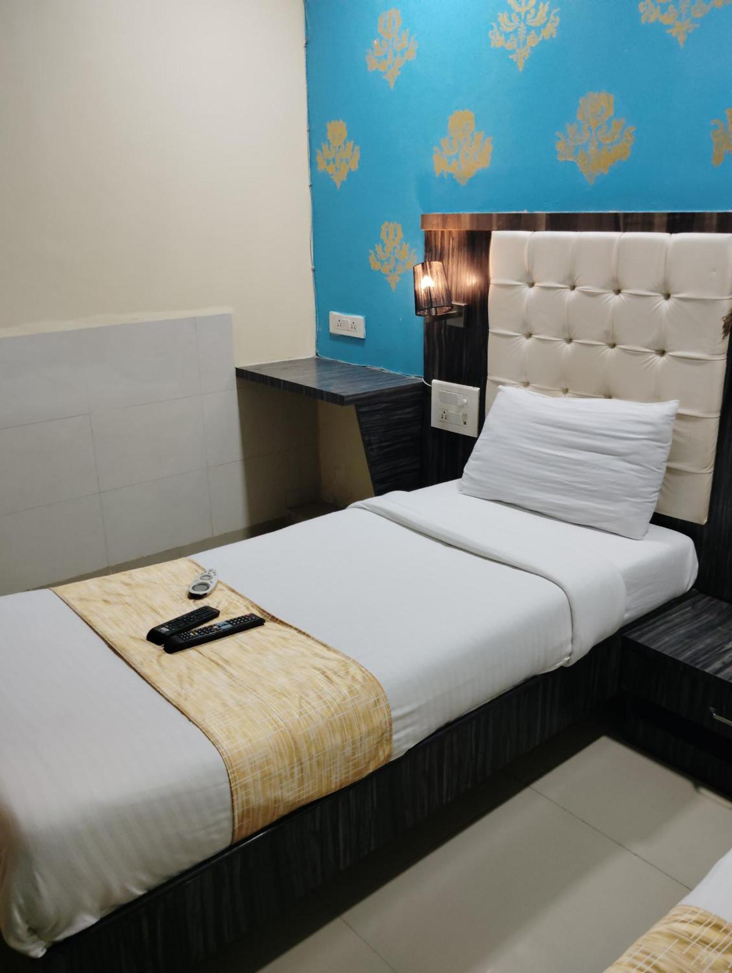 Hotel Crystal Park Near Nesco Exhibition Center Βομβάη Εξωτερικό φωτογραφία