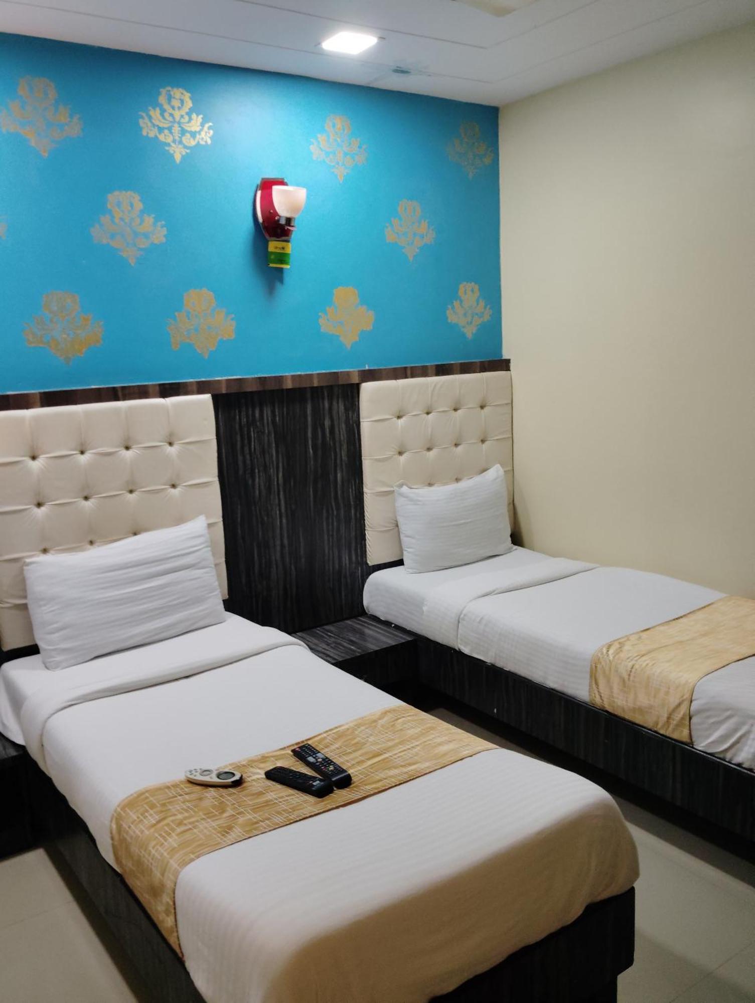 Hotel Crystal Park Near Nesco Exhibition Center Βομβάη Εξωτερικό φωτογραφία