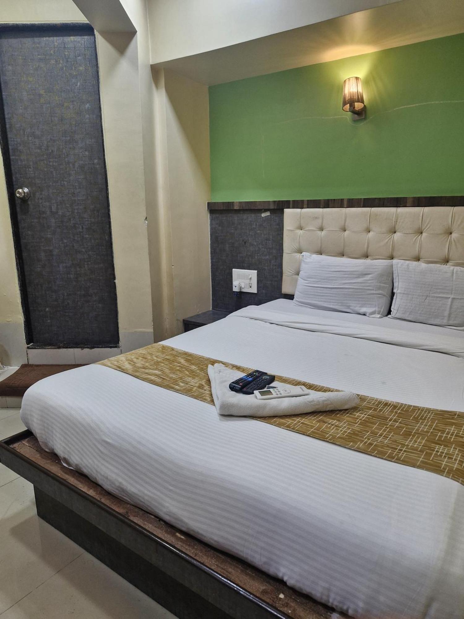 Hotel Crystal Park Near Nesco Exhibition Center Βομβάη Εξωτερικό φωτογραφία