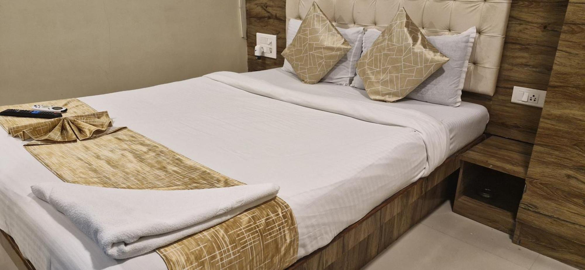 Hotel Crystal Park Near Nesco Exhibition Center Βομβάη Εξωτερικό φωτογραφία
