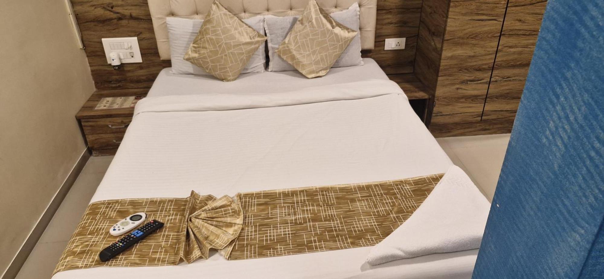 Hotel Crystal Park Near Nesco Exhibition Center Βομβάη Εξωτερικό φωτογραφία
